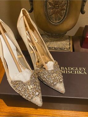 Badgley Mischka NEW Women's Ivory Crystal Embellished Pointed-Toe Pumps